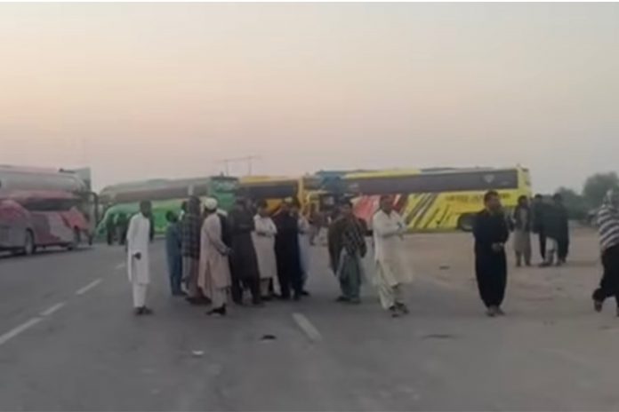 Transporters Stage Sit-In on Makran Coastal Highway Over Alleged Misconduct by Forces, Traffic Suspended