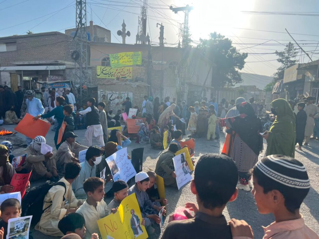 Quetta: Pakistani Forces Crack Down on Families’ Protest, Multiple Demonstrators Arrested, Sit-In Continues at Bashir Chowk