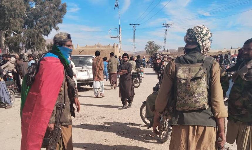 Armed Men Blockade Highway in Quetta, Clashes with Forces Leave Security Personnel Dead